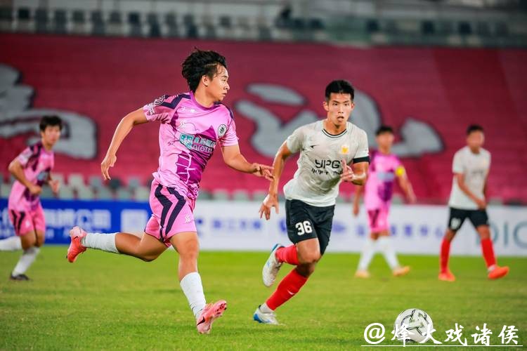 广东超级杯足球联赛开赛，13支草根球队以球贺新春